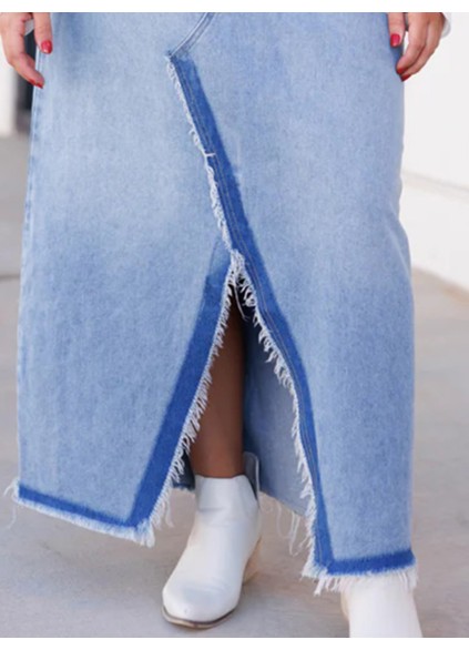 Split contrasting raw edge denim skirt